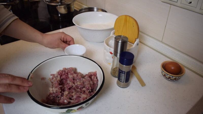 Соковиті чебуреки з мясом по дуже смачним домашнім рецептом. Як приготувати дуже вдале хрусткое тісто для чебуреків з мясом?