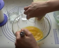 Млинці на кефірі рецепт тонкі з дірочками