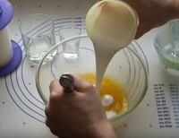 Млинці на кефірі рецепт тонкі з дірочками