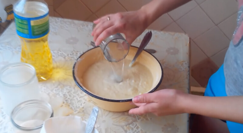 Ажурні млинці на кефірі – смачні рецепти тонких млинців з дірочками