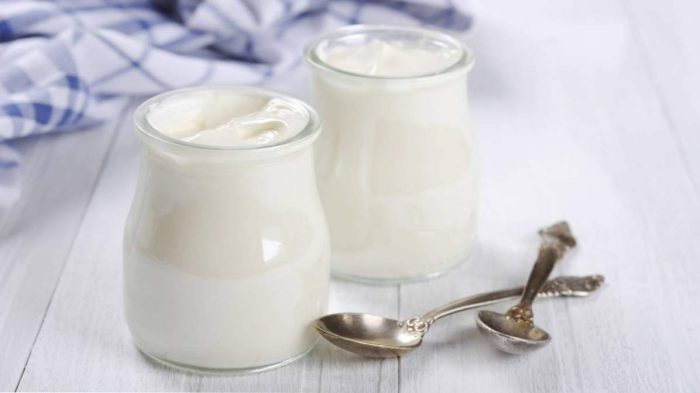 Чим відрізняється йогурт від кефіру: особливості молочних продуктів