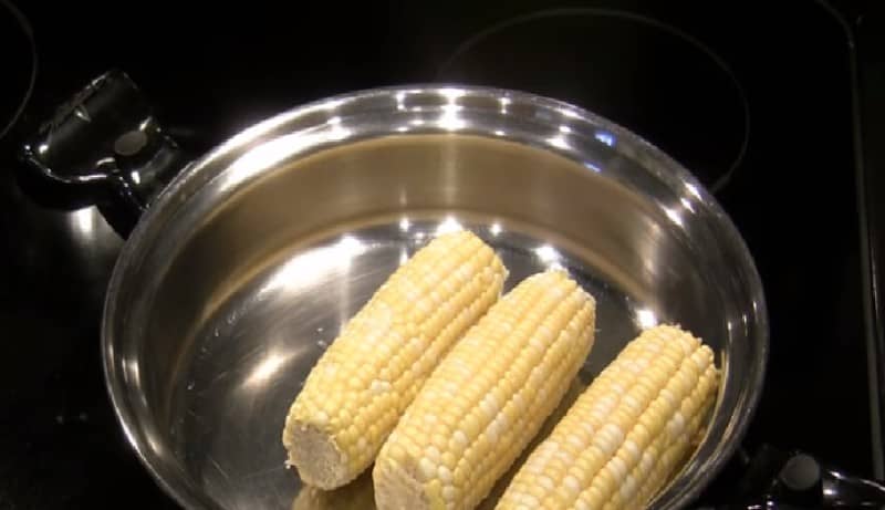 Як правильно варити кукурудзу в качанах і без качанів в каструлі?