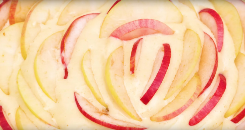 Пишна шарлотка з яблуками в духовці – прості і смачні рецепти