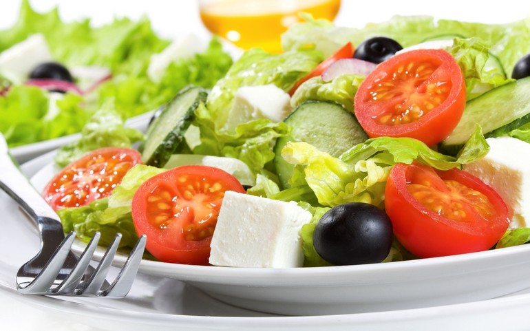 Грецький салат з помідорами, сиром фета: простий рецепт