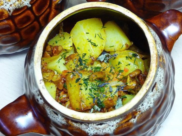 Як готувати картоплю в горщиках в духовці: рецепти на швидку руку
