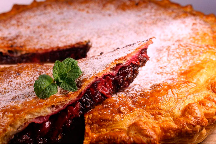 Як приготувати пиріг з вишні: 3 рецепта ароматної випічки