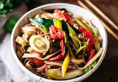 Як приготувати рисову локшину з овочами: рецепти страв