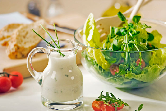 Як зробити заправку для салату: варіанти приготування