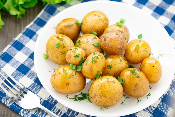 Як зварити картоплю в мікрохвильовці: рецепти на швидку руку