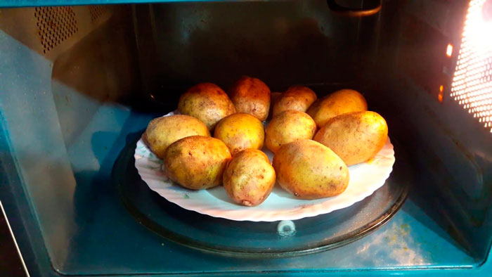 Як зварити картоплю в мікрохвильовці: рецепти на швидку руку