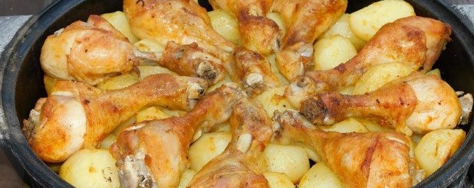 Курячі стегенця з картоплею в духовці