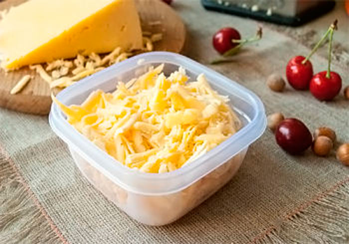 Чи можна заморожувати сир в морозилці: види сиру і їх заморозка