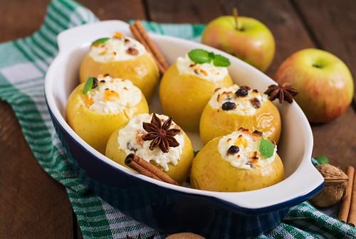 Печені яблука в духовці рецепт з фото