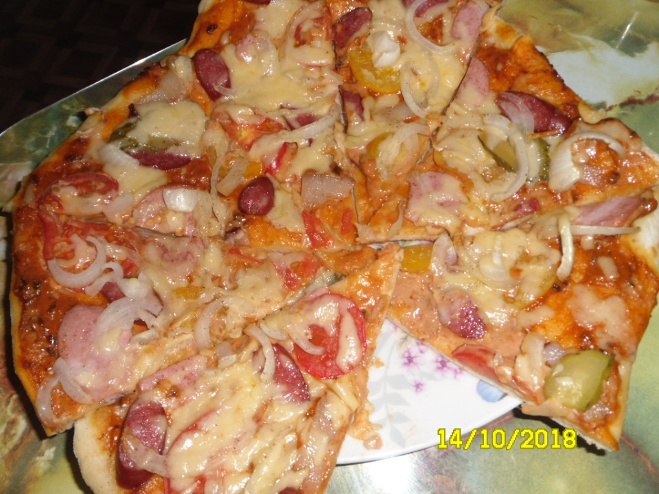Піца в духовці в домашніх умовах — 5 покрокових рецептів з фото