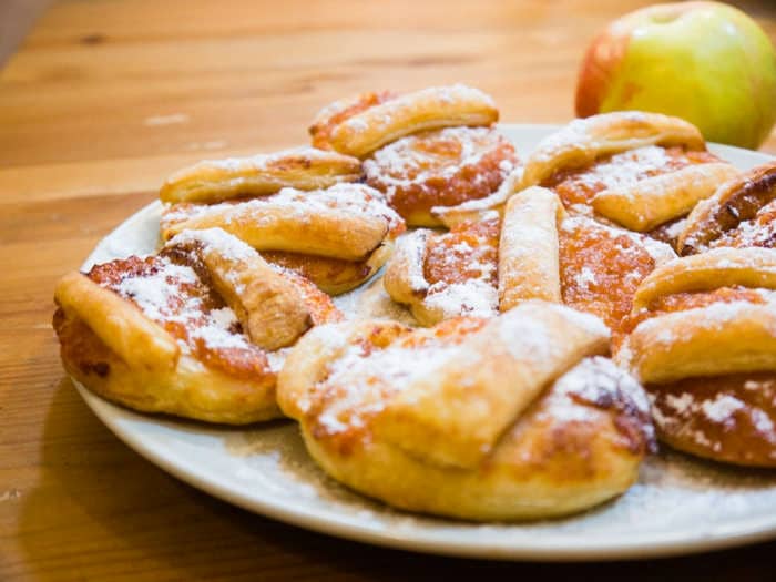 Рецепт яблучних пиріжків з готовим тестом без ліплення