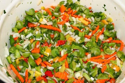 Салат з помідорів на зиму пальчики оближеш — 5 рецептів з фото покроково