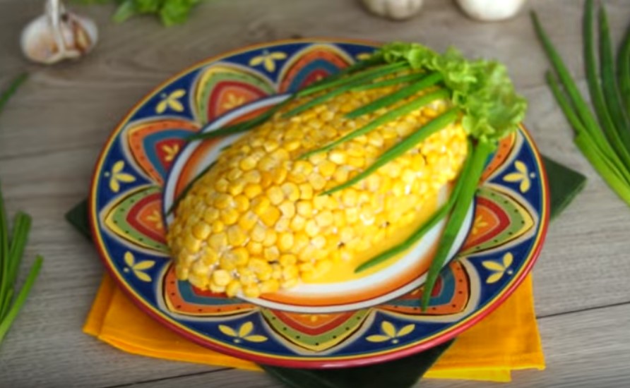 Салат кукурудза з чорносливом без яєць: смачно і красиво
