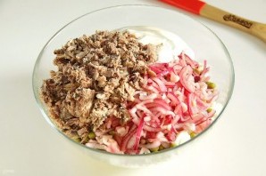Салат з консервованим тунцем рецепт