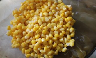 Салат з крабовими паличками і кукурудзою — класичний рецепт з фото покроково