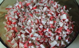 Салат з крабовими паличками і кукурудзою — класичний рецепт з фото покроково
