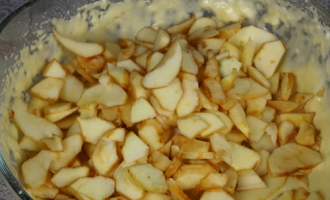 Шарлотка з яблуками в духовці — 5 рецептів з фото покроково