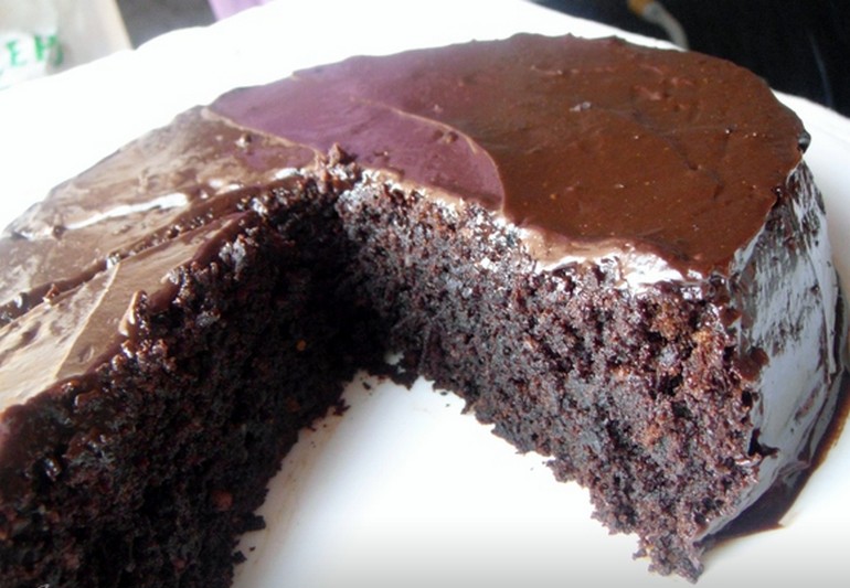 Буряково шоколадний торт з мигдалем: низькокалорійний рецепт