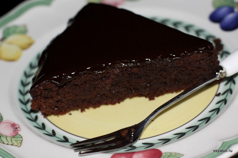 Буряково шоколадний торт з мигдалем: низькокалорійний рецепт