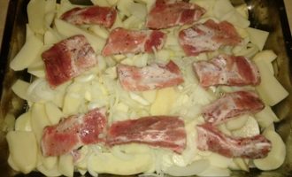 Свинячі реберця з картоплею в духовці — 5 рецептів пальчики оближеш