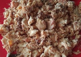 Заливний пиріг з рибними консервами — 5 покрокових рецептів з фото