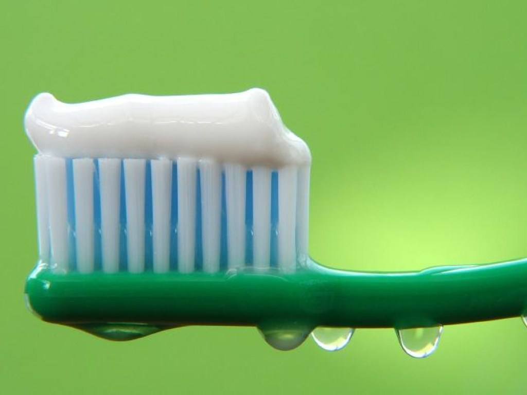 Як зробити зубну пасту з відбілюючим ефектом