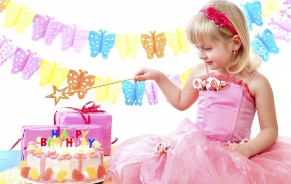 Що подарувати дівчині на 8 років у день народження: корисний подарунок або модна іграшка – що краще
