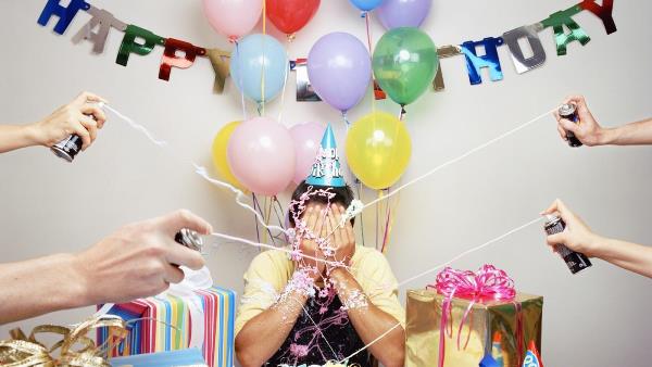 Що подарувати хлопцеві на день народження 16 років від дівчини: 15 безпрограшних ідей