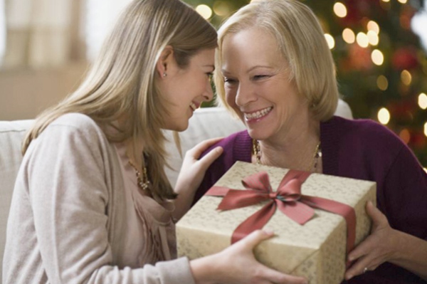 Що подарувати жінці на 55 років – враження або памятний подарунок від друзів і близьких