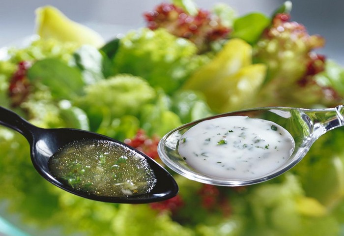 Дієтичні заправки для салатів: 3 низькокалорійних рецепта