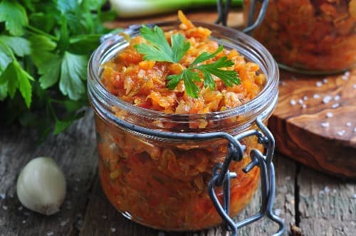 Кабачкова ікра на зиму з помідорами і морквою та цибулею