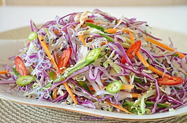 Як приготувати салат з фунчозой корисно і смачно