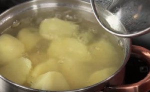 Мясна запіканка з картоплею і фаршем в духовці