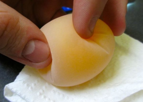 Чому кури несуть яйця без шкаралупи: причини та розвязання проблеми