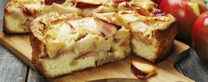 Пишна шарлотка з яблуками в духовці — 5 рецептів з фото покроково