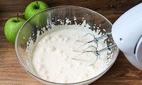 Пишна шарлотка з яблуками в духовці — 5 рецептів з фото покроково