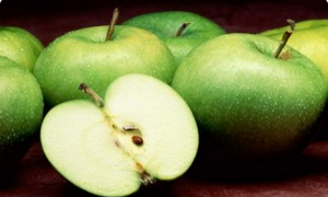 Шарлотка на кефірі з яблуками в духовці пишна