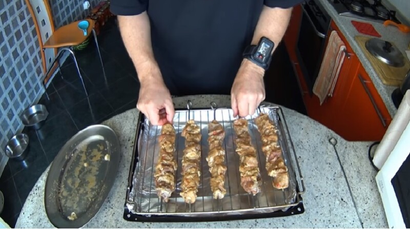 Як приготувати шашлик з свинини в духовці в домашніх умовах?