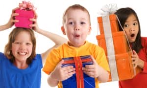 Як вибрати, що подарувати дитині на 3 роки хлопцеві на день народження