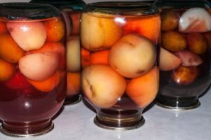 Компот з персиків на зиму простий рецепт на 3 літрову банку