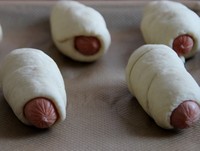 Сосиски в тісті в духовці з дріжджового тіста — 5 рецептів з фото покроково