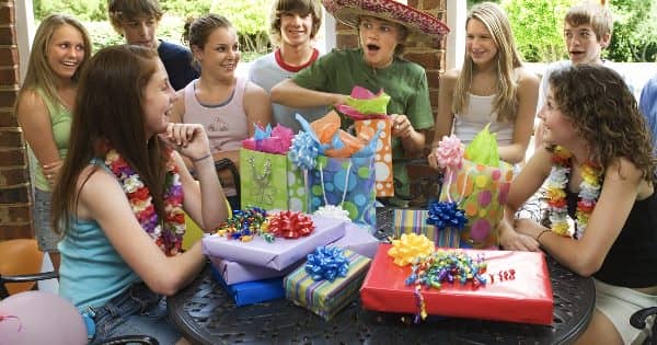 Що подарувати хлопчику на 12 років у день народження – кращі варіанти