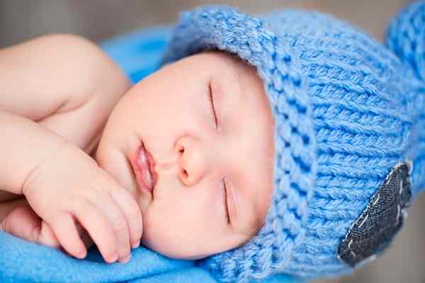 Що подарувати новонародженому хлопчикові – оригінальні і традиційні варіанти