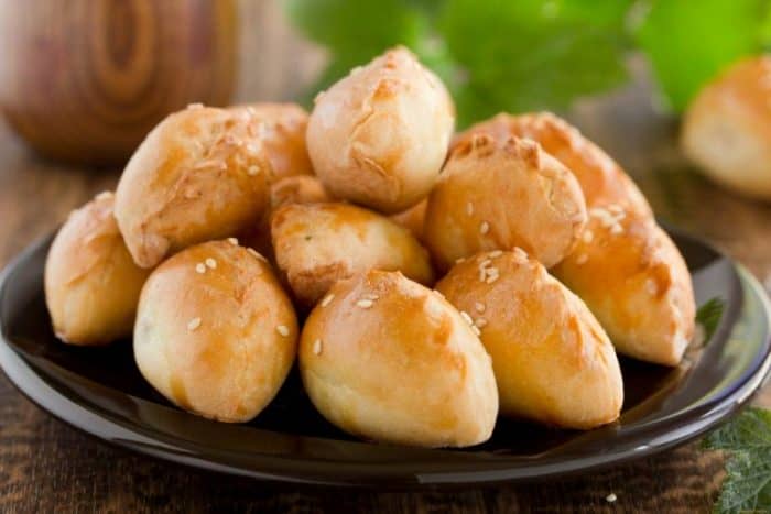 Пісні пиріжки з картоплею, смажені на сковороді
