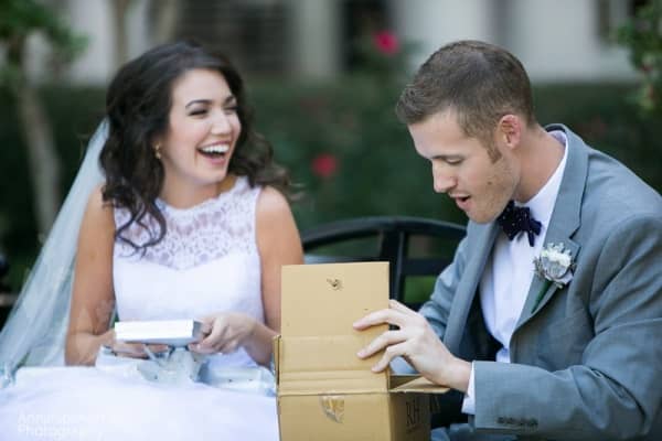 Що подарувати колезі на весілля – обираємо найкращі подарунки