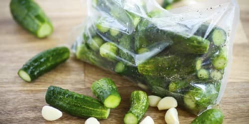 Хрусткі малосольні огірки в пакет з часником і кропом — 5 швидких рецептів з фото покроково